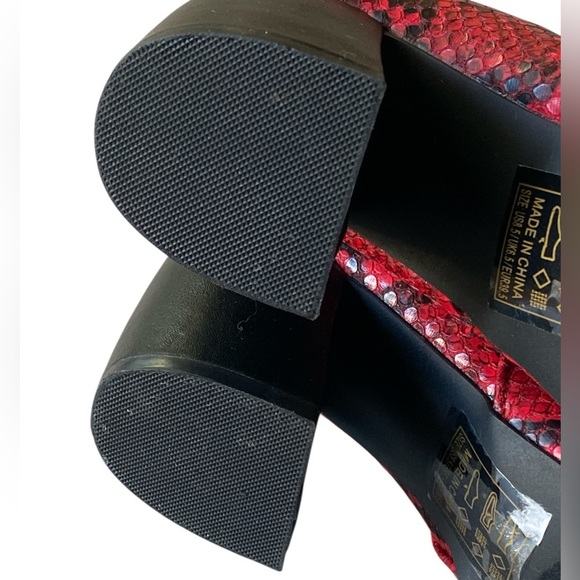 QUPID Red Hot Snakeskin Chunky 2.5” Heel Ankle Boots Size 8.5 Fireside Footwear - Picture 8 of 16